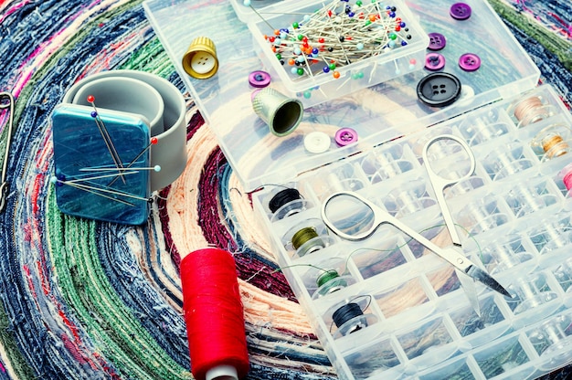 Koláž výšiviek a vzorov